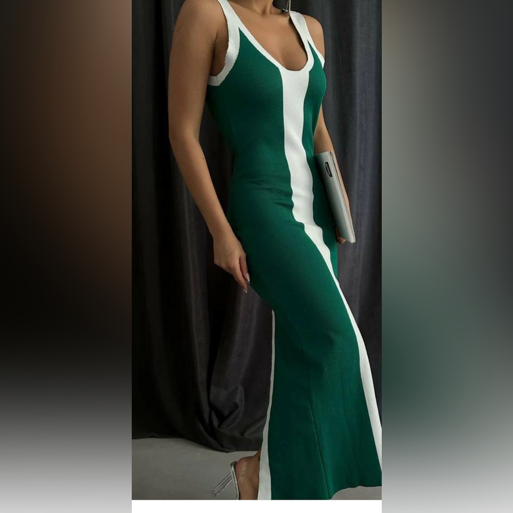 BACK SLIT SIDE DETAIL DRESS - Picture 3 of 4